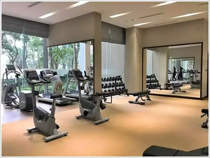 Phòng gym nội khu với thiết bị Technogym